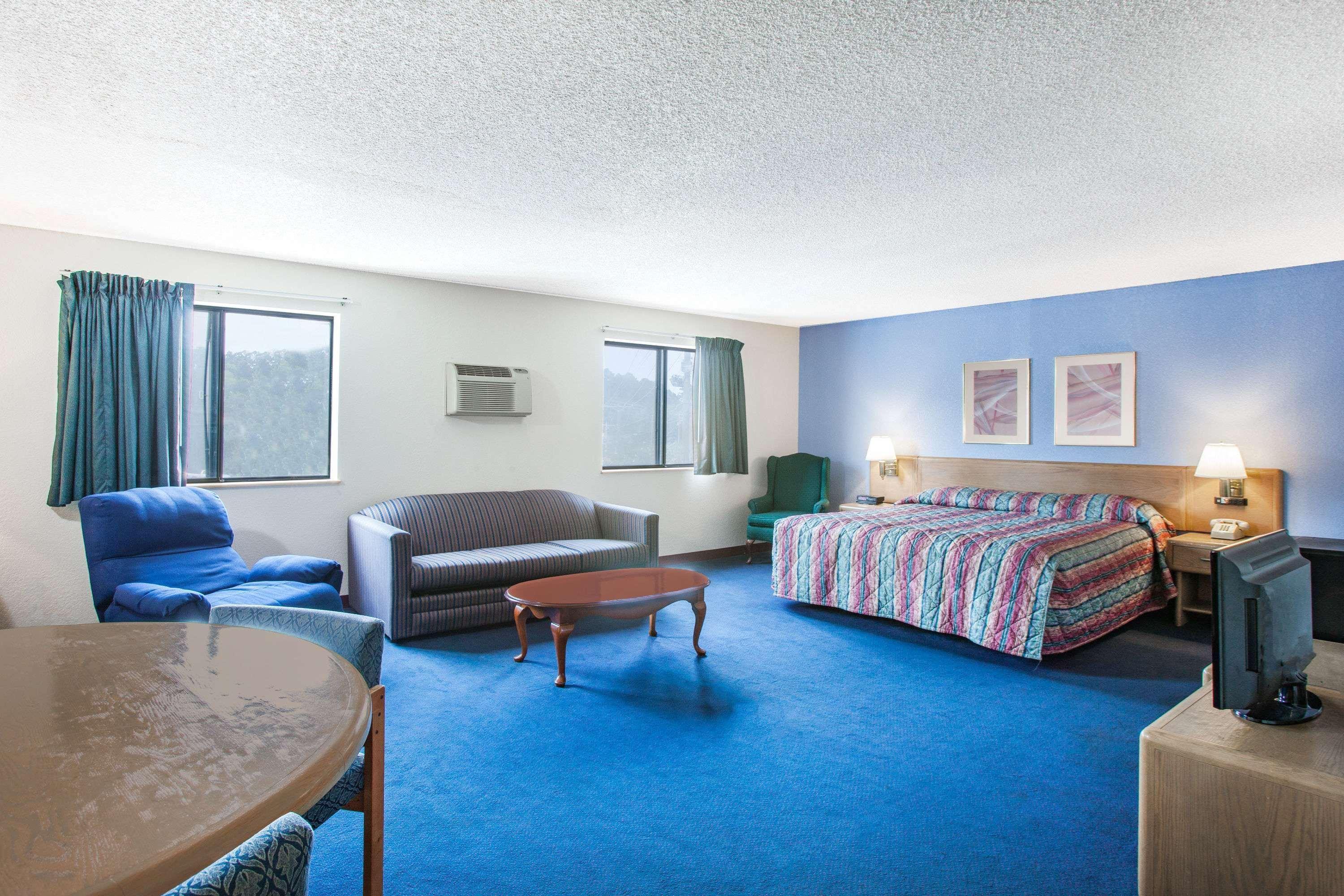 Super 8 By Wyndham Hot Springs Hotell Eksteriør bilde